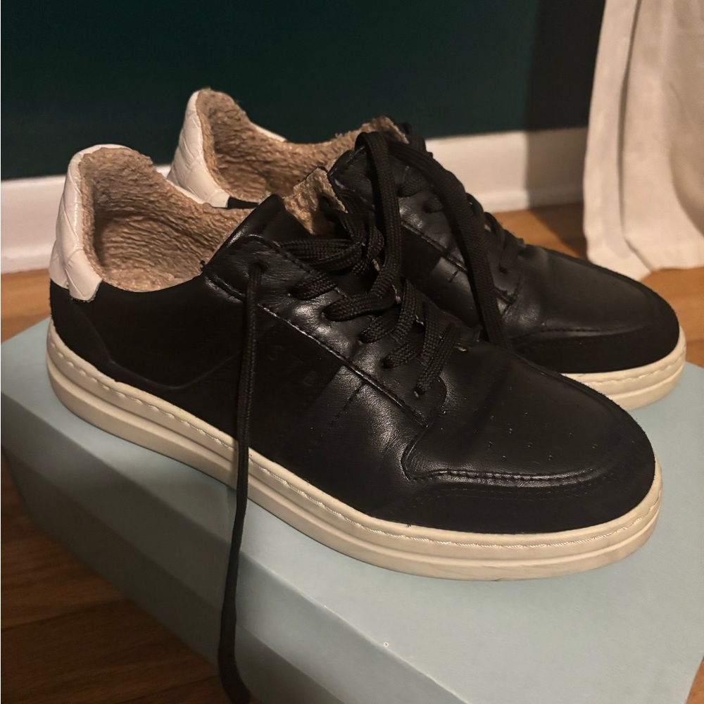 Shoe The Bear shearling lined sneakers. Women’s size 9.